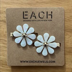 EACH Jewels Flower Hair Clips 2 Pack, Shiny Pearl Petals Daisy Hair Clips